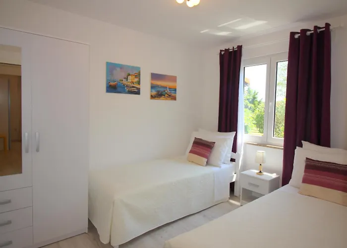 Lorena With Pool بوريتش