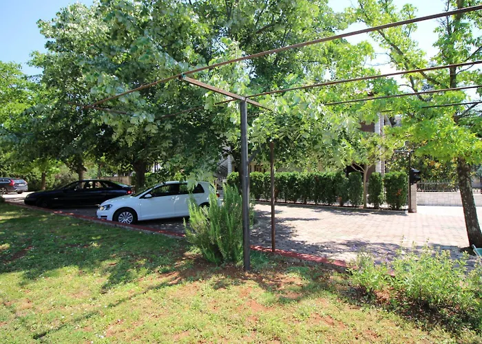 Lorena With Pool بوريتش