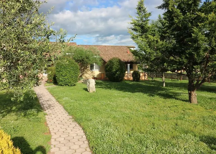 Lorena With Pool بوريتش