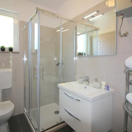 Apartment Lorena With Pool